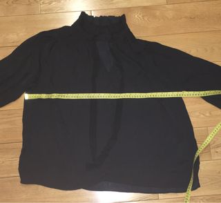 Blusa negra tela brillo