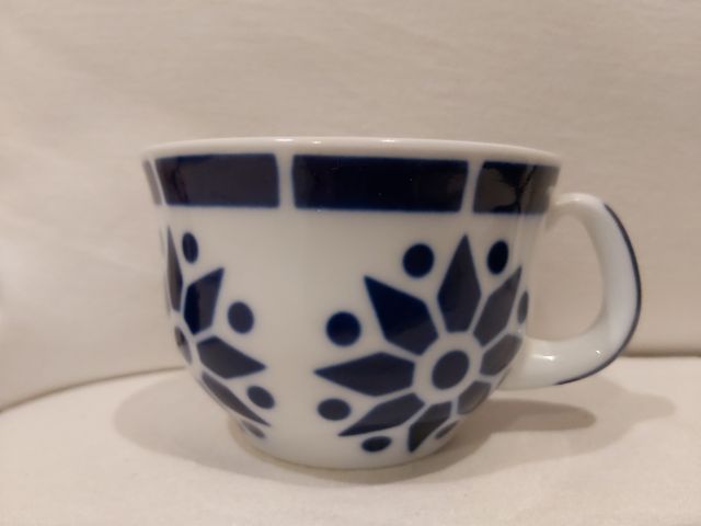 Plato, taza o el hombre del bombo de SARGADELOS