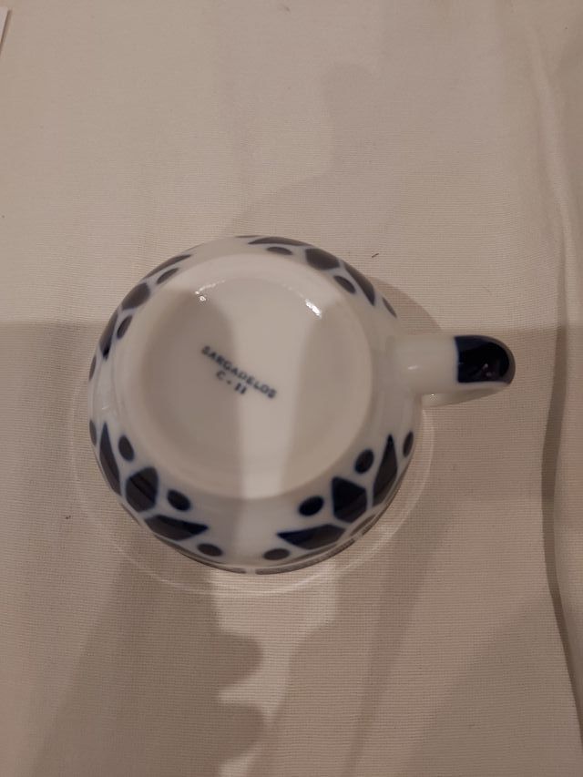 Plato, taza o el hombre del bombo de SARGADELOS