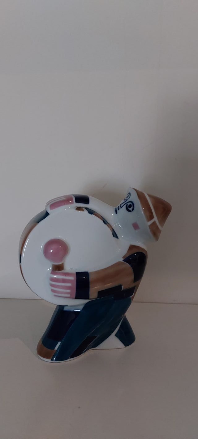 Plato, taza o el hombre del bombo de SARGADELOS