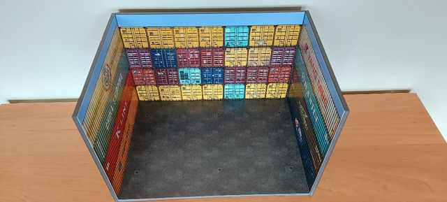 diorama contenedores 3 paredes