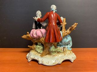 Figura antigua de porcelana