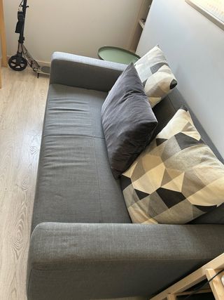 Sofá de dos plazas con cojines incluidos