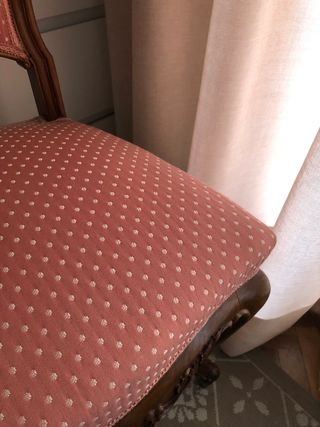 Par de dos sillas antiguas de madera tapizadas