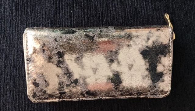 Monedero billetero dorado y negro