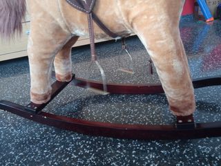 Caballo balancín de madera y peluche