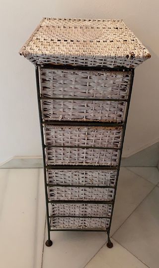 Antiguo mueble con cajones de mimbre