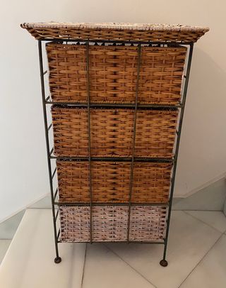 Antiguo mueble con cajones de mimbre