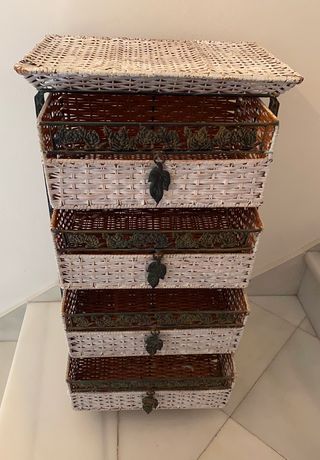 Antiguo mueble con cajones de mimbre
