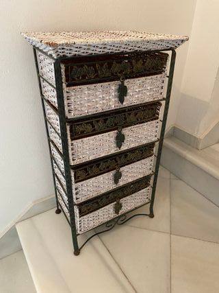 Antiguo mueble con cajones de mimbre