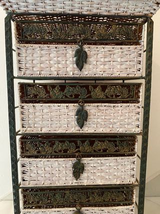 Antiguo mueble con cajones de mimbre