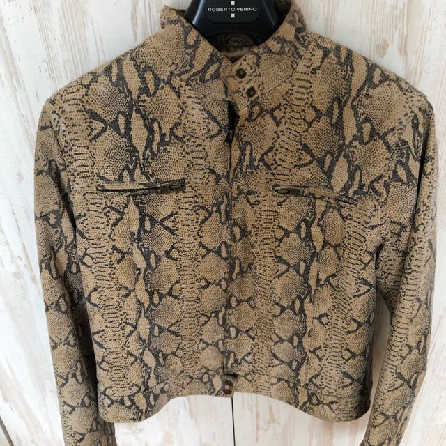 Cazadora de piel con dibujos de pitón