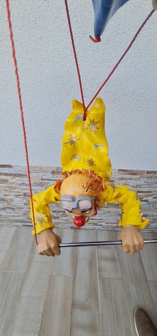 payaso volador figura decorativa