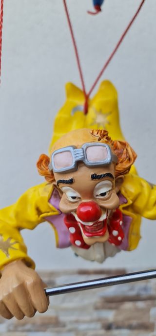 payaso volador figura decorativa