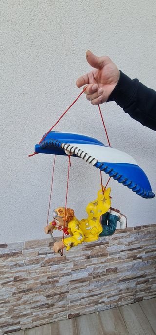 payaso volador figura decorativa