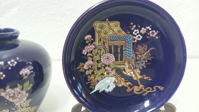 Platos y jarrón de porcelana Japonesa