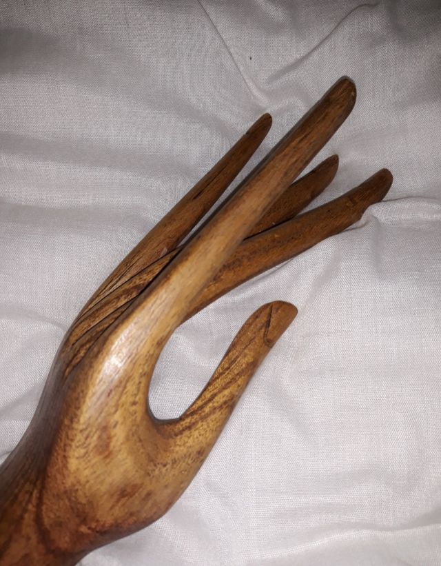 mano in legno