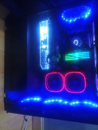  500€ sin discos duros.
Viene con tres monitores.

