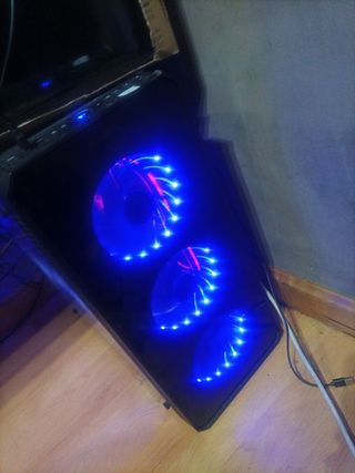  500€ sin discos duros.
Viene con tres monitores.
