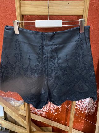 Pantalon en semi cuero, bordado en negro 