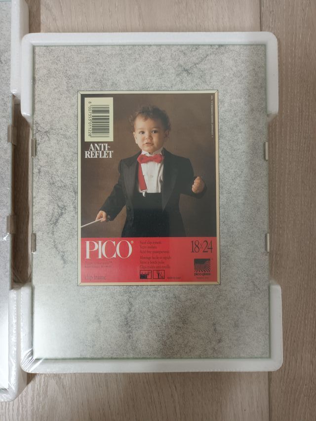 DOS PORTAFOTOS CRISTAL  18X24 Y UNO DE 24X30