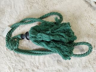 Abrazadera de cortina verde