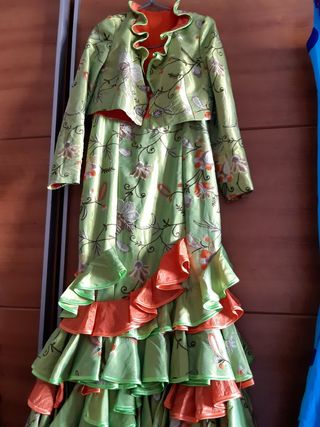 traje de flamenca verde bordado y naranja con chaq
