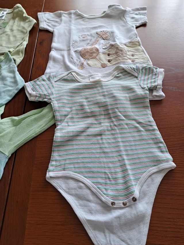 8 bodys bebé. 1- 3 meses.