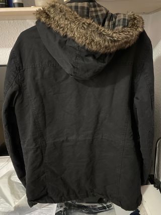 Chaqueta con capucha 