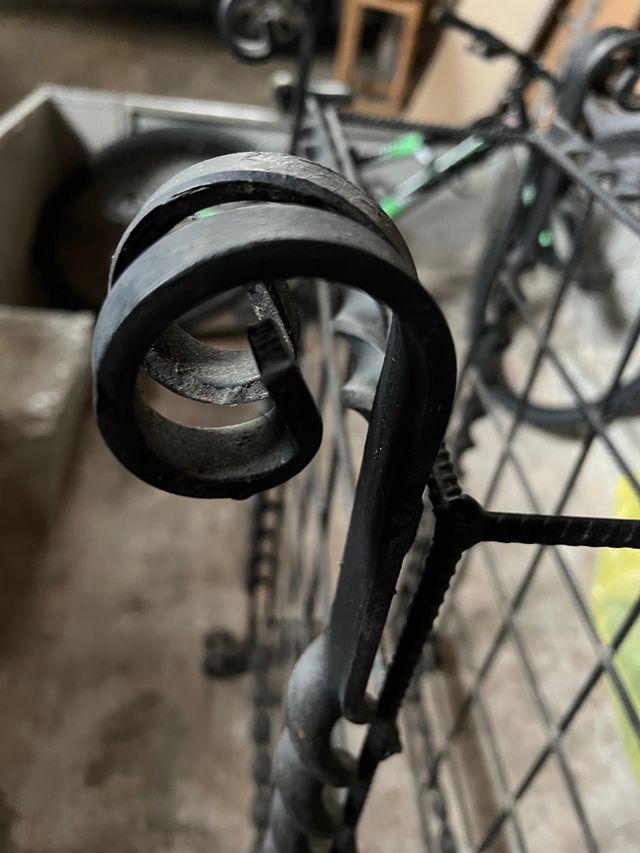 Botellero de forja ideal para txoko