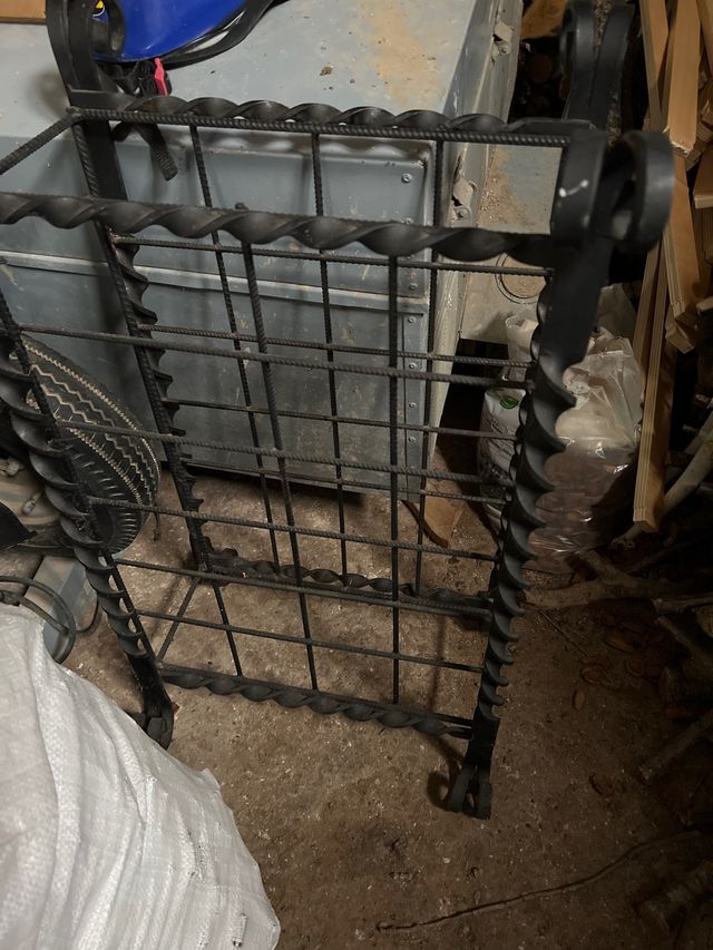 Botellero de forja ideal para txoko