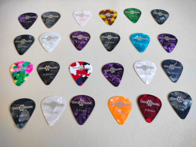 29 plettri: 24 pack Guitar picks + 5 Fender Heavy