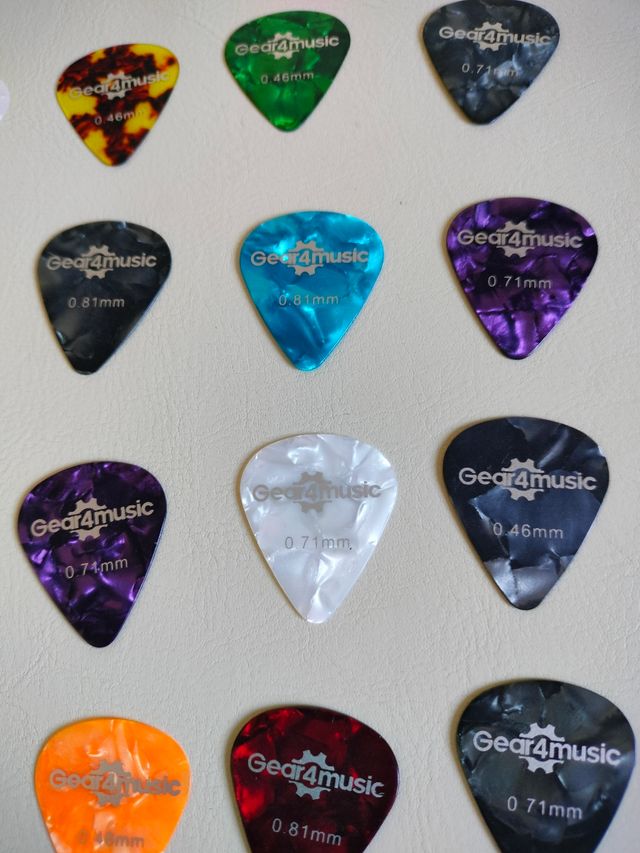29 plettri: 24 pack Guitar picks + 5 Fender Heavy