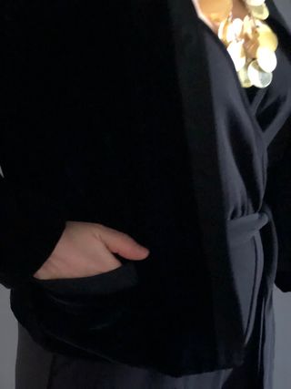 Chaqueta de terciopelo negro y raso