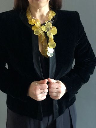 Chaqueta de terciopelo negro y raso