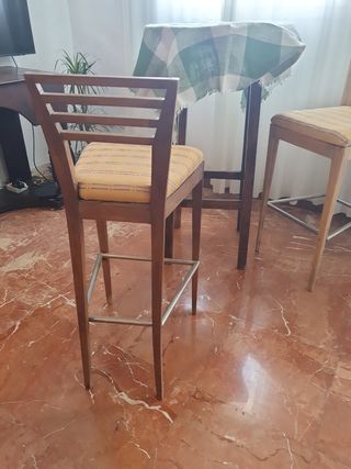 sillas y mesa altas