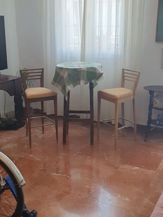 sillas y mesa altas