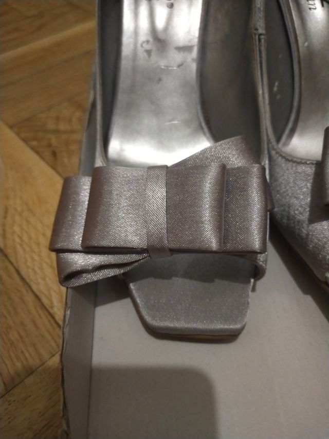 Zapatos de raso gris plata