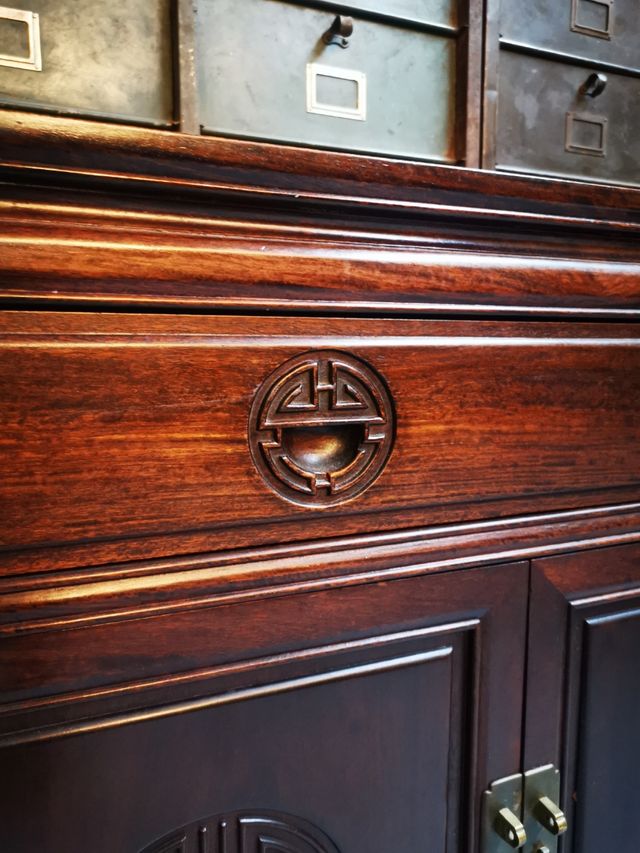 aparador oriental. Madera.