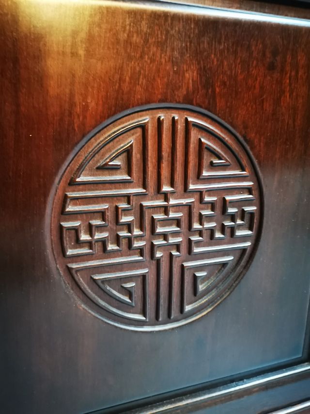 aparador oriental. Madera.