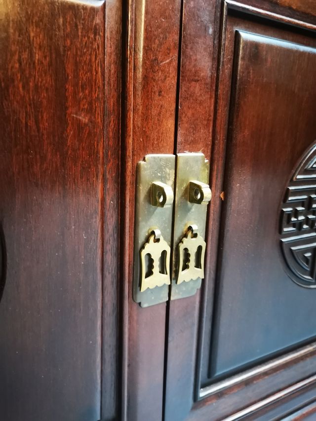 aparador oriental. Madera.