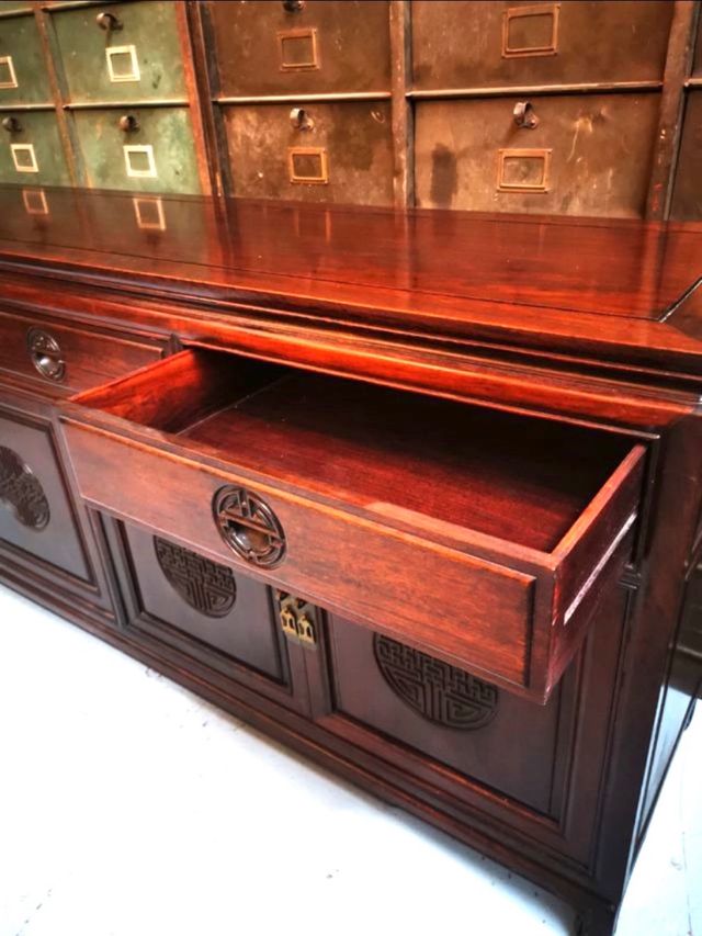 aparador oriental. Madera.