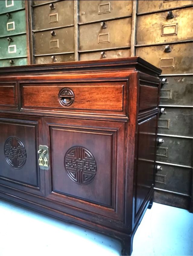 aparador oriental. Madera.