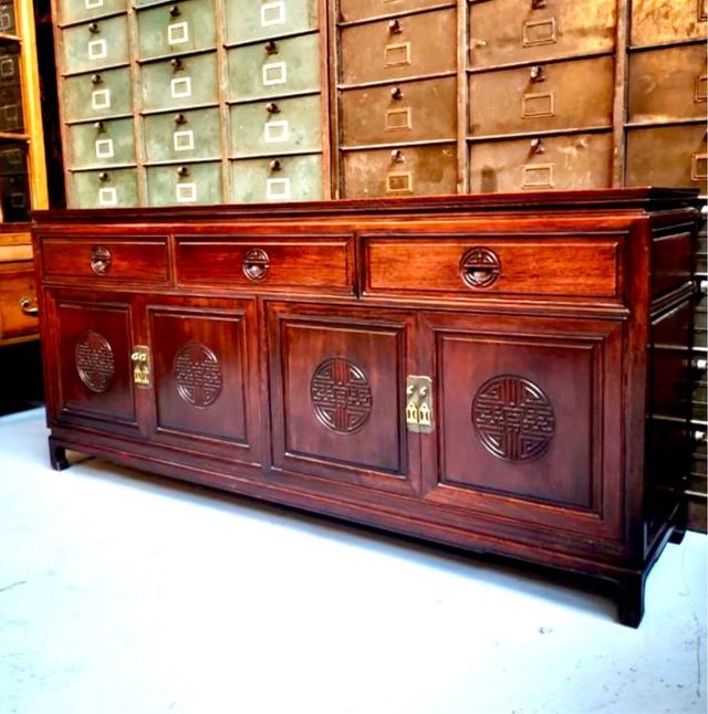 aparador oriental. Madera.