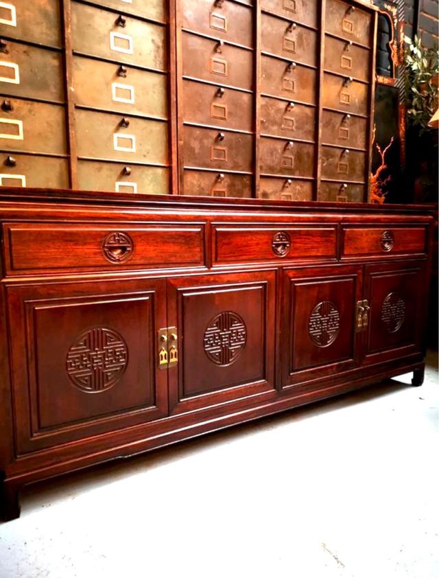 aparador oriental. Madera.