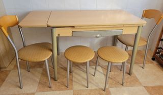 Mesa cocina extensible + 2 sillas + 2 taburetes