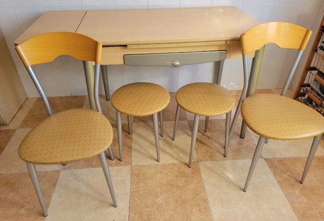 Mesa cocina extensible + 2 sillas + 2 taburetes