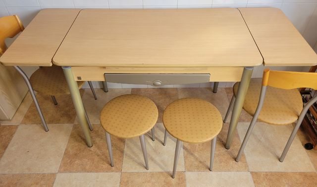 Mesa cocina extensible + 2 sillas + 2 taburetes