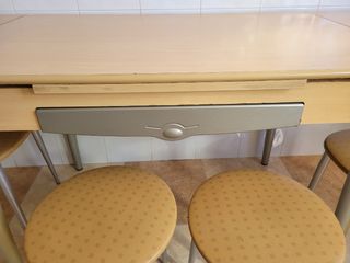 Mesa cocina extensible + 2 sillas + 2 taburetes