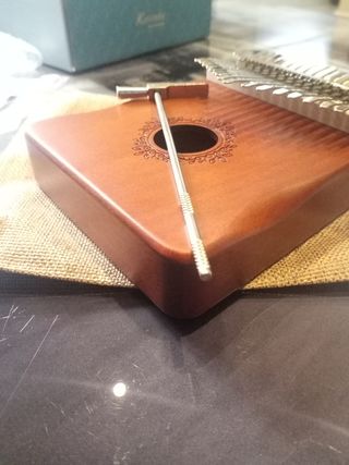 Preciosa Kalimba en su caja original